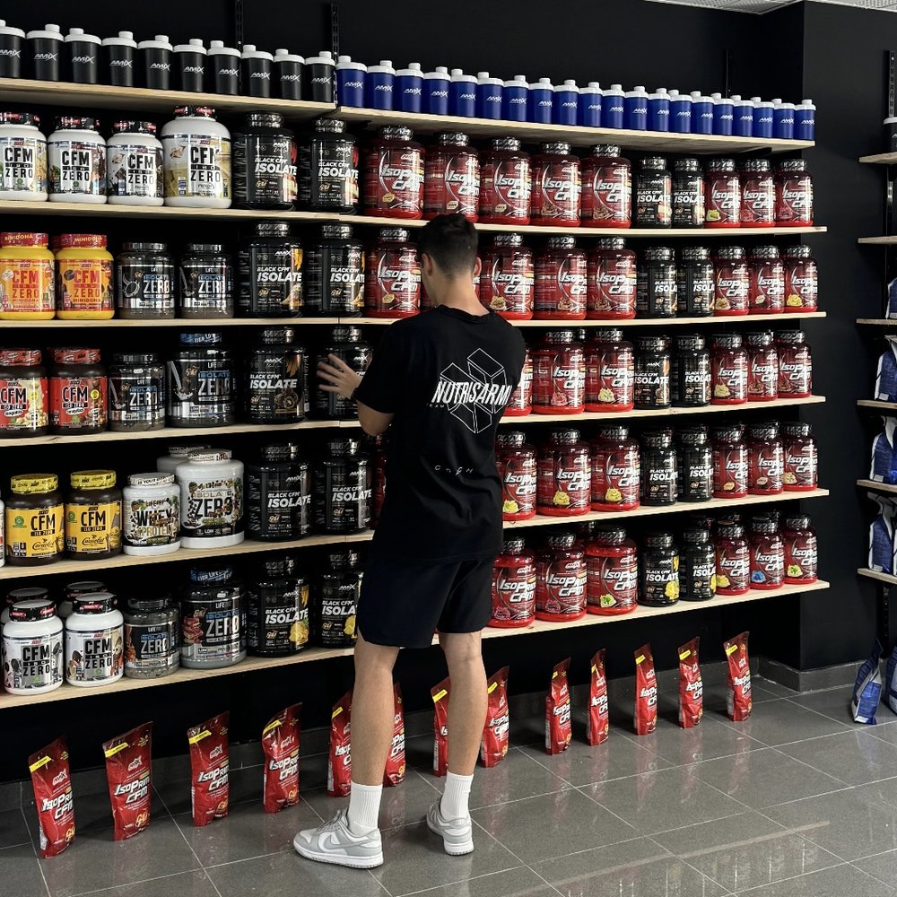 Preparando pedidos en las estanterías de PowerFitt Bilbao