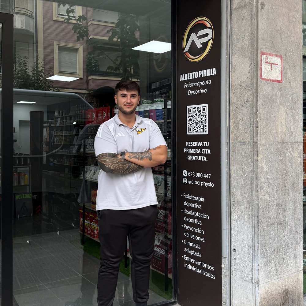 Alberto, fisioterapeuta de PowerFitt Bilbao, en la entrada de la tienda