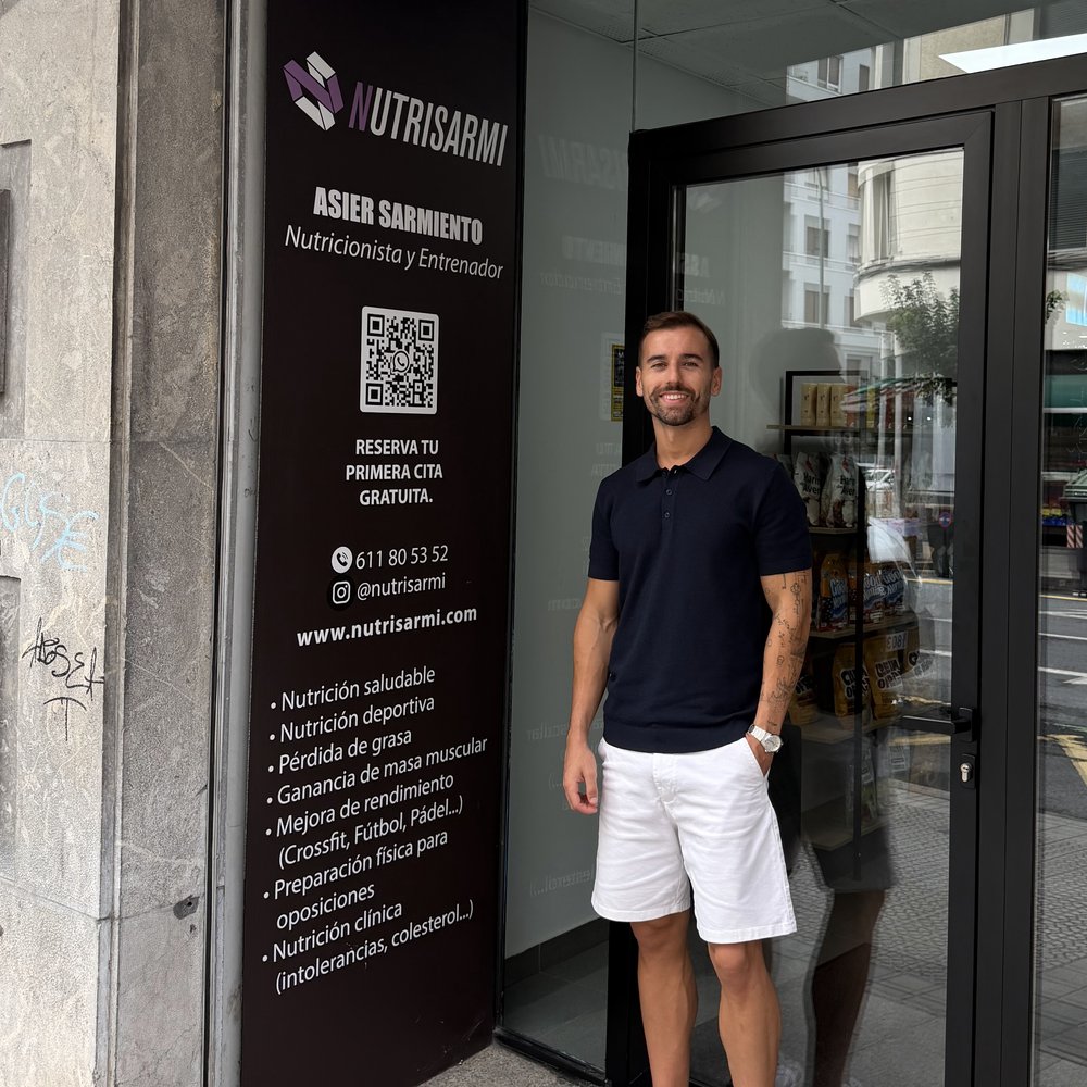 Asier, nutricionista y entrenador de PowerFitt Bilbao, en la entrada de la tienda