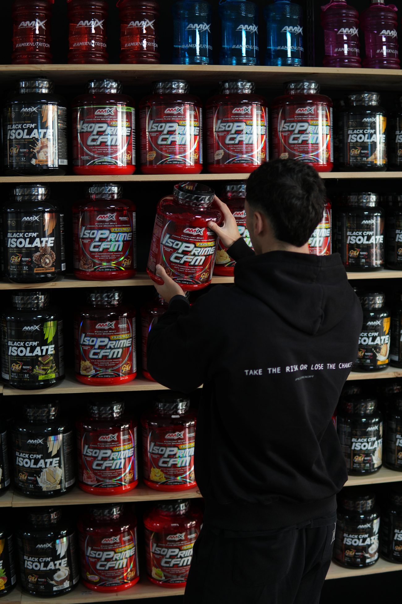 Iban, del equipo de PowerFitt Bilbao, colocando suplementos en las estanterías de la tienda